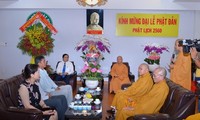 Pimpinan Pengurus Besar Front Tanah Air Vietnam mengunjungi dan mengucapakan selamat kepada para biksu-biksuni kota Ho Chi Minh