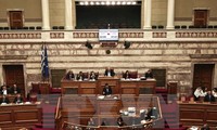 Parlemen Yunani mengesahkan paket “mengetatkan ikat pinggang” yang baru