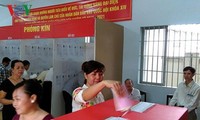 Banyak kantor berita asing meliput berita tentang pemilihan anggota MN Vietnam angkatan ke-14 dan anggota Dewan Rakyat berbagai tingkat masa bakti 2016-2021