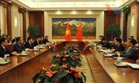 Deputi PM Trinh Dinh Dung melakukan pertemuan dengan Deputi PM Tiongkok, Wang Yang