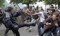 Presiden Perancis memperingatkan bisa melarang demonstrasi setelah terjadi berbagai huru-hara di kota Paris