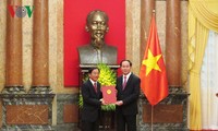 Presiden Vietnam Tran Dai Quang menyampaikan keputusan pengangkatan duta besar