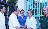 PM Nguyen Xuan Phuc mengunjungi keluarga-keluarga yang mendapat kebijakan prioritas di kota Can Tho