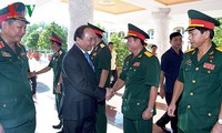 PM Nguyen Xuan Phuc mengunjungi Zona Militer 9