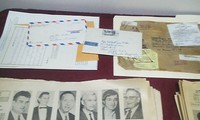 Badan Pengelola Cagar Peninggalan Sejarah Rumah Penjara Hoa Lo menerima benda-benda peninggalan dari keluarga para mantan veteran perang Amerika Serikat
