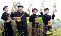 Warga etnis minoritas Nung menyanyikan lagu rakyat