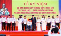 Vuong Dinh Huê célèbre le 60e anniversaire de fondation du lycée Nguyên Duy Trinh