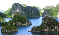 Die Halong Bucht, eine der fünf Paradiese in Asien