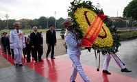 Vietnamesische Spitzenpolitiker besuchen das Ho Chi Minh-Mausoleum
