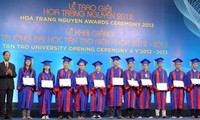 Trang Nguyen-Blumenpreis: Auszeichnung für Schüler und Studenten