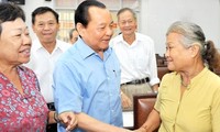 Parteisekretär von Ho Chi Minh Stadt trifft Wähler im Stadtbezirk Nummer 5