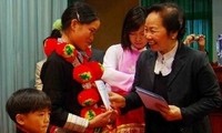 Vize-Staatspräsidentin Doan überrecht Geschenke an arme Schüler in Lai Chau