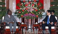 Staatspräsident Sang trifft den guineischen Handelsminister Doumbouya