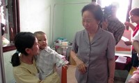 Vize-Staatspräsidentin Nguyen Thi Doan besucht Kinderpatienten