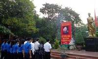 Lehrer und Schlüler der Staatsschule Hue verehren General Vo Nguyen Giap
