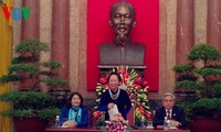 Vize-Staatspräsidentin Nguyen Thi Doan trifft Gold-Kugel-Preisträger