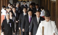 Südkorea und China kritisieren den Schrein-Besuch von japanischen Abgeordneten
