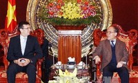 Parlamentspräsident Nguyen Sinh Hung trifft Ungarns Präsident Ader Janos