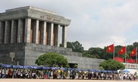 Mehr als 100.000 Menschen besuchen Ho Chi Minh-Mausoleum zu Festtagen