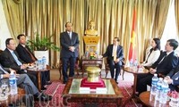 Vize-Premierminister Nguyen Xuan Phuc trifft Mitarbeiter vietnamesischer Vertretungen in Singapur