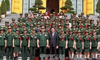Staatspräsident Truong Tan Sang trifft ausgezeichnete Soldatinnen