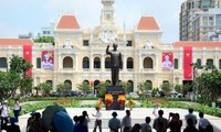 Ho Chi Minh-Statue auf Fußgängerplatz