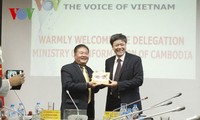 Kambodschanische Journalistendelegation besucht die Stimme Vietnams