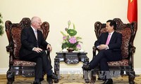 Premierminister Nguyen Tan Dung trifft den EU-Botschafter und den ungarnischen Botschafter