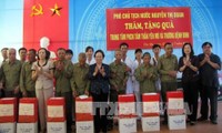 Nguyen Thi Doan überreicht Geschenke an Menschen mit Verdiensten