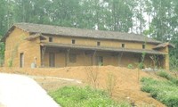 Einzigartiges Lehmhaus der Volksgruppe der Pu Peo