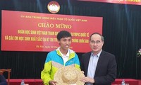 Nguyen Thien Nhan trifft Schüler bei internationalen Olympiaden