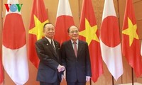 Parlamentspräsident Nguyen Sinh Hung trifft Senatspräsident Japans Masaaki