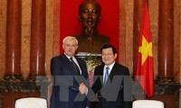 Staatspräsident Truong Tan Sang trifft Gouverneur von Sankt Petersburg Poltavchenko