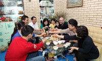 Ausländer und das traditionelle vietnamesische Neujahrsfest Tet 