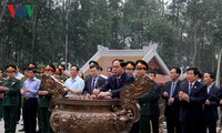 Der Staatspräsident entzündet Räucherstäbchen zur Ehrung Ho Chi Minhs