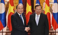 Premierminister Nguyen Xuan Phuc trifft Laos Staatspräsident Bounnhang Volachith