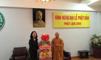 Die Leiterin der KPV-Abteilung für Öffentlichkeitsarbeit beglückwünscht Buddhisten