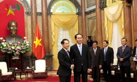 Staatspräsident Tran Dai Quang trifft Laos Außenminister Saleumxay Kommasith
