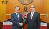 Nguyen Thien Nhan trifft den laotischen Botschafter in Vietnam