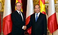 Nguyen Xuan Phuc führt Gespräch mit Francois Hollande