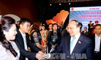 Nguyen Xuan Phuc trifft Teilnehmer der Konferenz für Außenwirtschaft in Vietnam