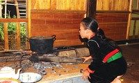 Bedeutung der Küche mit offenem Feuer im Leben der Kho Mu