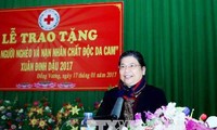 Tong Thi Phong überreicht Geschenke an arme Menschen in Bac Giang
