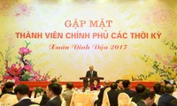  Nguyen Xuan Phuc trifft Kabinettsmitglieder verschiedener Amtszeiten