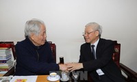 Nguyen Phu Trong besucht den ehemaligen KPV-Generalsekretär Do Muoi