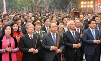 Premierminister Nguyen Xuan Phuc nimmt am Dong Da-Hügel-Fest teil