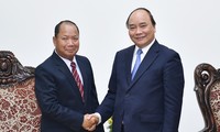 Premierminister Nguyen Xuan Phuc empfängt den laotischen Sicherheitsminister 