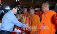 Vuong Dinh Hue trifft Angehörige der Khmer zum Chol Chnam Thmay-Fest