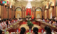 Staatspräsident Tran Dai Quang trifft bedürftige Schüler