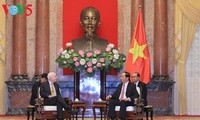 Staatspräsident Tran Dai Quang empfängt US-Senator John McCain